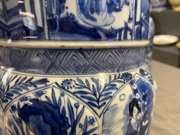 Une paire de grands vases en porcelaine de Chine en bleu et blanc &agrave; d&eacute;cor de longues dames, Kangxi